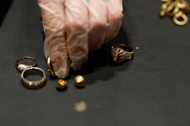 프랑스 파리의 한 매장에 전시된 금 제품. / 사진=REUTERS