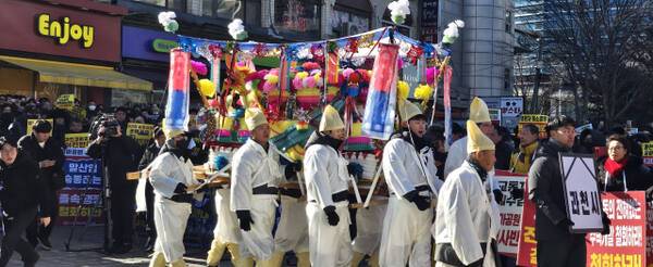 과천 중앙공원에서 경마공원 이전반대 비상대책위원회가 ‘과천은 죽었다’는 의미의 상여 퍼포먼스를 진행하고 있다. 김형표기자