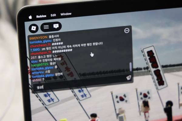 ▲ 지난달 31일자 로블록스 극우집회 채팅창. 참가자들이 제대로 줄을 서지 않아 행진이 어렵다는 내용의 채팅이 오가고 있다. 사진=토끼풀 제공