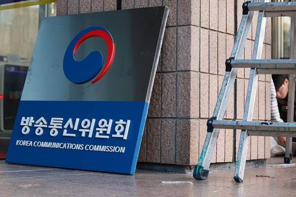 ▲2025년 10월1일 정부과천청사 방송미디어통신위원회에서 관계자들이 방송통신위원회 현판을 철거해 현판이 바닥에 놓여 있다. 전날 정부는 국무회의에서 방통위를 폐지하고 방미통위를 설치하는 내용을 골자로 하는 방미통위 설치법을 의결했다. ⓒ연합뉴스