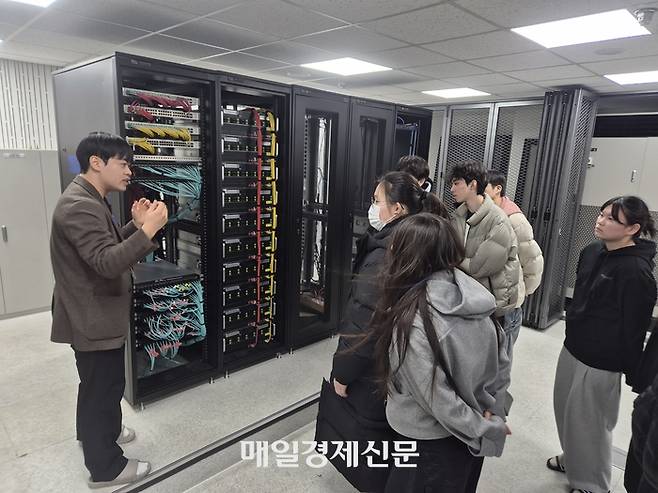 ‘GPU를 활용한 딥러닝(CNN) 모델 개발 캠프’에 참가한 학생들이 서울시립대의 서버를 살펴보고 있다. [이용익 기자]