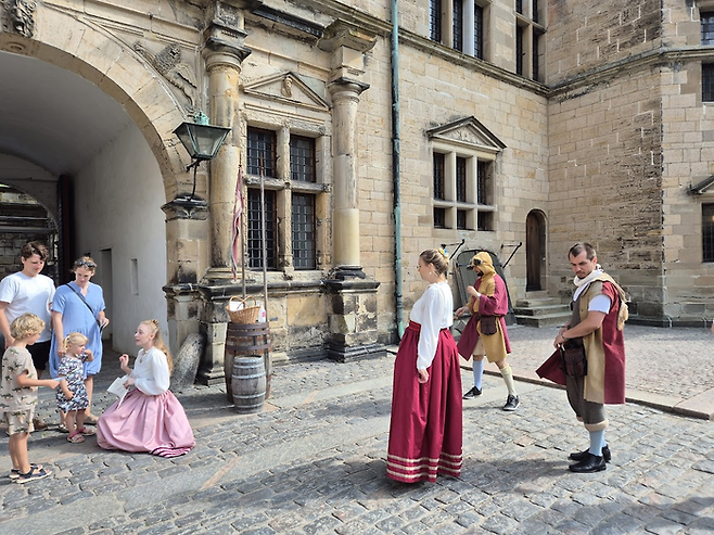 크론보르성 안뜰에서는 중세시대 복장을 한 직원들이 맞아준다. ©김슬기