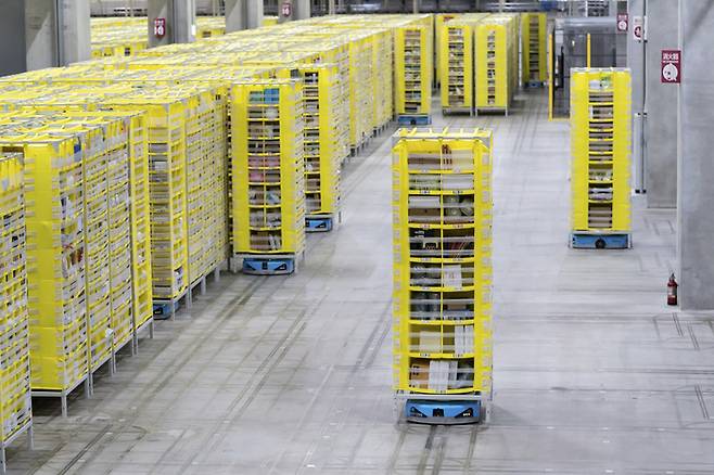 아마존 물류시설에서 운영 중인 로봇. AP연합뉴스