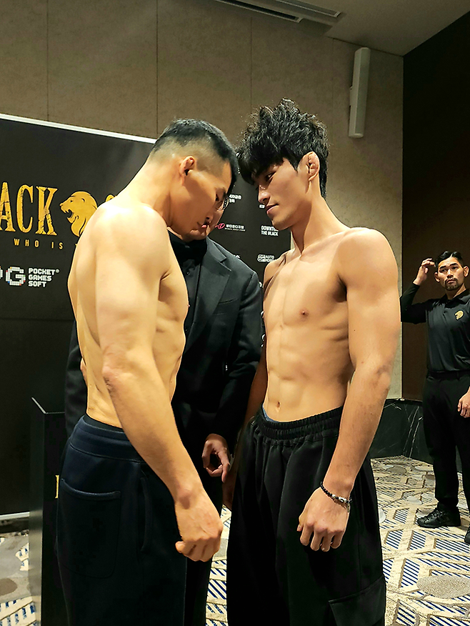 대한민국 UFC 7호 파이터 ‘코리안 불도저’ 남의철이 2026년 1월 인천광역시 영종국제도시 인스파이어 엔터테인먼트 리조트 오션 타워 아일랜드룸에서 종합격투기대회 블랙컴뱃 16 페더급 계체 통과 후 ‘붉은매’ 지혁민과 마주 보고 있다. 사진=랭크파이브 이교덕 기자