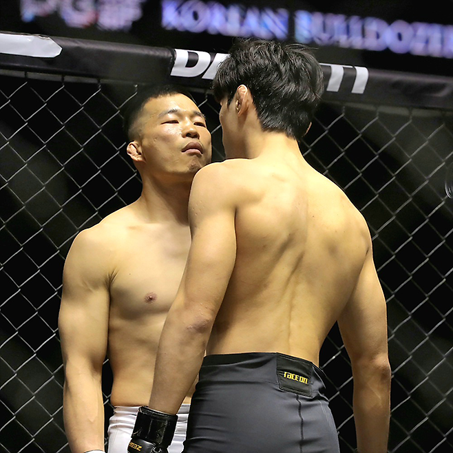 대한민국 UFC 7호 파이터 ‘코리안 불도저’ 남의철이 2026년 1월 인천광역시 영종국제도시 인스파이어 아레나 유료 관중 1만800명이 보는 가운데 종합격투기대회 블랙컴뱃 16 개막전에서 ‘붉은매’ 지혁민과 신경전을 하고 있다. 사진=랭크파이브 이교덕 기자