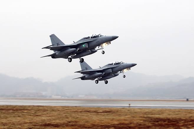 태국 공군은 지난해 성탄 전야인 12월 24일 오전 캄보디아 바탐방주 바난 지역의 목표물을 향해 한국산 T-50TH로 폭탄 4발을 투하했다. T-50TH 항공기가 이륙하는 모습. 자료사진. [헤럴드DB]