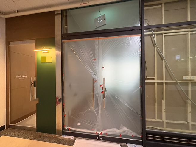 서울 종로구에 있는 한 PT 전문 헬스장의 모습. 지난해 11월부터 반쪽만 축소 운영하고 있다. 정주원 기자