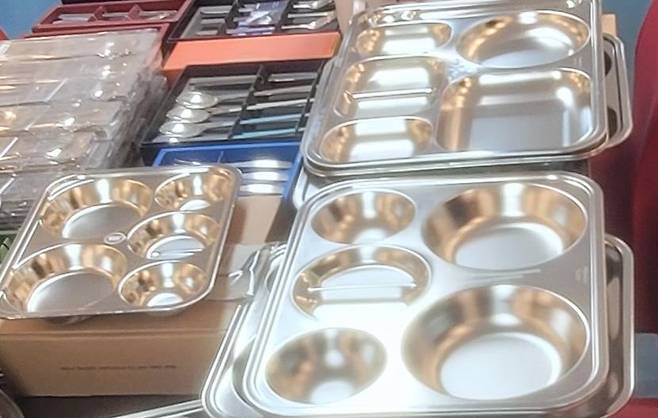 교육부가 권장하는 스테인리스 스틸 제품 STS304 강종 식판과 수저. 그러나 인천 초·중·고 545개 학교 중 상당수는 교육부 권장 주방용품을 사용하지 않고 안전성 검증이 명확하지 않은 저가 외국산 주방용품을 쓰고 있는 것으로 알려져 학생들의 건강이 우려되고 있다 .