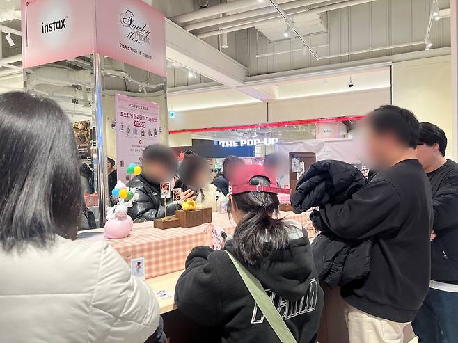 한국후지필름㈜이 서울 아이파크몰 용산점에 문을 연 ‘인스탁스 미니 에보 시네마’ 팝업 스토어, ‘아날로그 핑크하우스’에서 방문객들이 제품을 살펴보고 있다. [박혜림 기자/rim@]