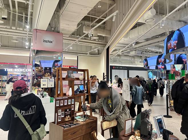 한국후지필름㈜이 서울 아이파크몰 용산점에 문을 연 ‘인스탁스 미니 에보 시네마’ 팝업 스토어, ‘아날로그 핑크하우스’에서 방문객들이 제품을 살펴보고 있다. [박혜림 기자/rim@]