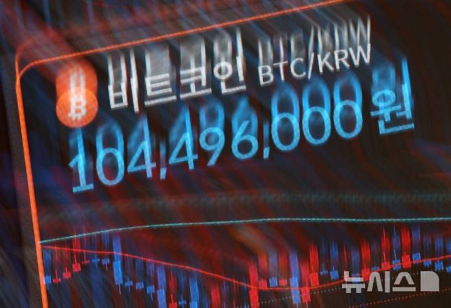 [서울=뉴시스] 조성우 기자 = 비트코인 가격이 7만1000달러 아래로 떨어진 5일 서울 강남구 빗썸라운지에 전광판에 비트코인 등 암호화폐 시세가 나오고 있다. 2026.02.05. xconfind@newsis.com