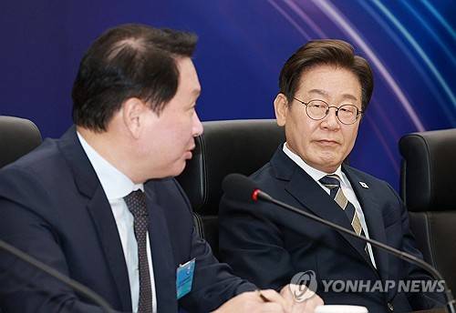 최태원 회장 발언 듣는 이재명 대통령 (울산=연합뉴스) 홍해인 기자 = 이재명 대통령이 20일 울산전시컨벤션센터에서 열린 인공지능(AI) 글로벌 협력 기업 간담회에서 최태원 SK그룹 회장의 발언을 듣고 있다. 2025.6.20 [대통령실통신사진기자단] hihong@yna.co.kr