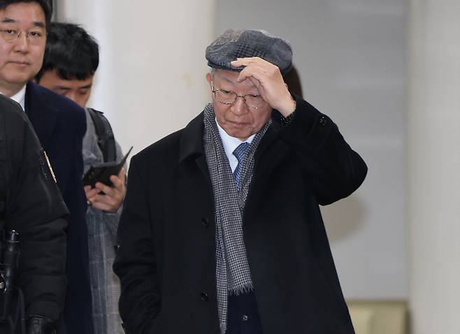 양승태 전 대법원장이 30일 서울 서초구 서울고등법원에서 열린 '사법농단 혐의' 2심 선고 공판에서 징역 6개월에 집행유예 1년을 선고 받은 후 법원 청사를 나서고 있다. 연합뉴스