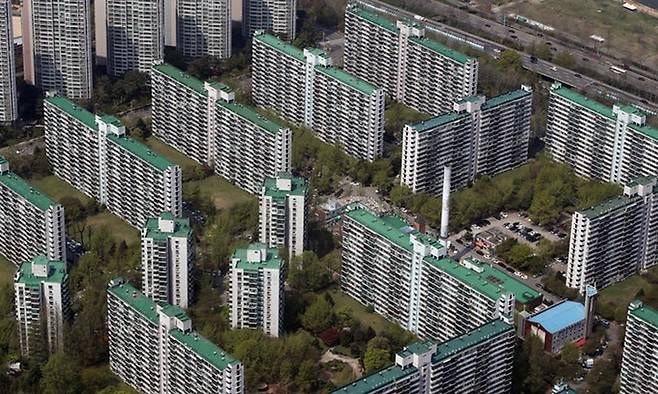 한때 불티나게 팔리던 강남 아파트 시장에 긴장감이 감돌고 있다. 연합뉴스