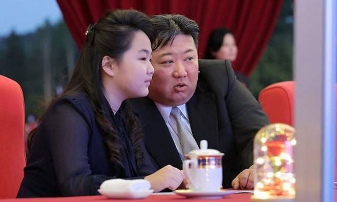 김정은 북한 국무위원장(왼쪽)과 딸 주애. 연합뉴스