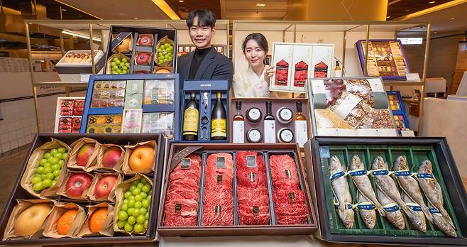 현대백화점 무역센터점에서 직원들이 2026년 설 선물세트 주요 상품들을 소개하고 있다. 현대백화점 제공