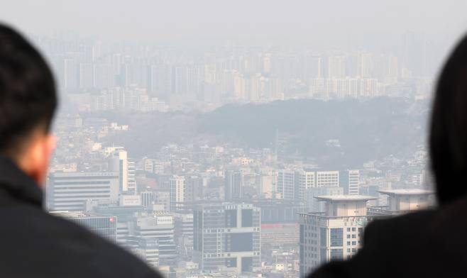 이재명 대통령의 연이은 고강도 부동산 메시지에 서울 강남3구 등에서 급매물이 늘어난 5일 오후 서울 용산구 남산 전망대에서 바라본 서울 도심 아파트가 희뿌연 대기에 갖혀 있다. 뉴시스