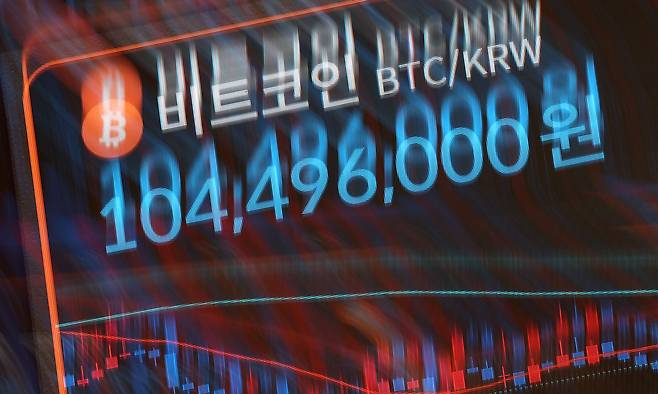 지난 5일 서울 강남구 빗썸라운지에 전광판에 비트코인 등 암호화폐 시세가 나오고 있다. 뉴시스