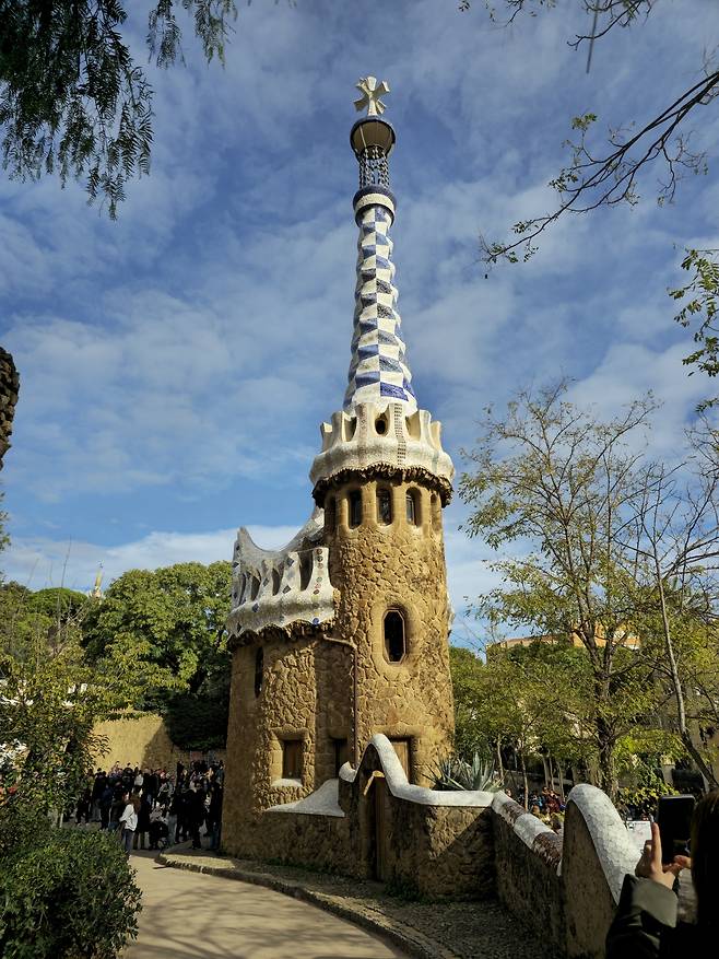 구엘공원 입구 파빌리온 탑.