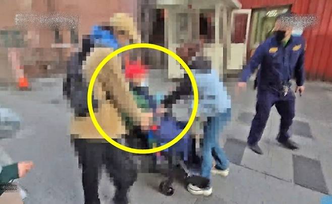 대만에서 68세 간병인이 102세 노인과 가족 몰래 혼인신고한 사실이 발각됐다. 노인의 자녀들은 간병인이 아버지의 막대한 재산을 노린다고 주장했다. 사진은 노인의 자녀들이 3일(현지시간) 타이중의 한 병원 앞에서 몸싸움 끝에 간병인과 아버지를 분리한 모습. 2026.2.5 ET투데이 캡처