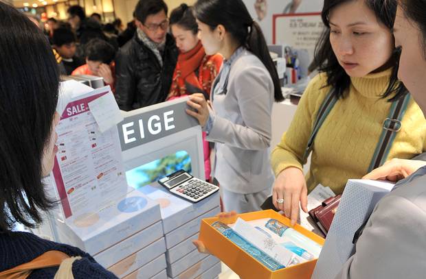 지난달 27일 서울시 중구 소공동 롯데면세점 화장품 코너에서 한무리의 중국인 관광객들이 점원의 직원의 설명을 꼼꼼히 경청하며 물건을 고르고 있다. /이호재기자