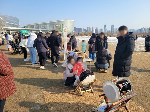 국립세종수목원을 찾은 방문객들이 전통놀이를 즐기고 있다. 사진제공=국립세종수목원