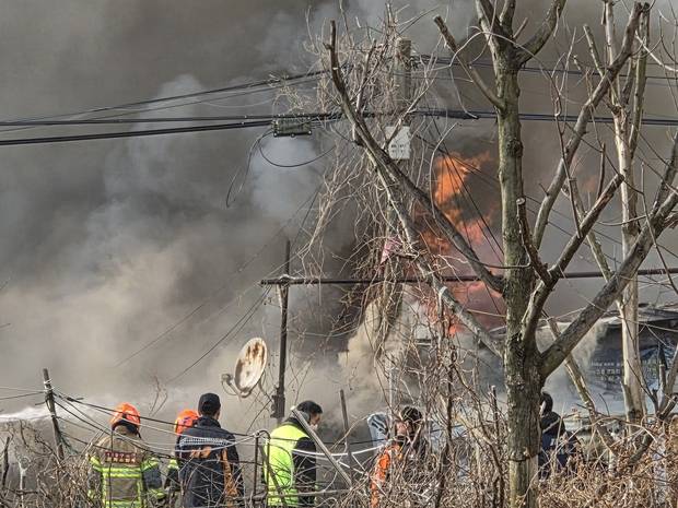 16일 서울 강남구 개포동 구룡마을에서 소방관들이 화재를 진압하고 있다. 황동건 기자