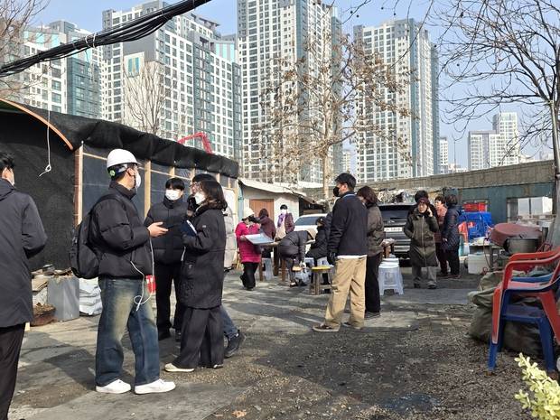16일 서울 강남구 개포동 구룡마을회관에서 주민들이 화재 진화를 기다리며 모여 있다. 황동건 기자