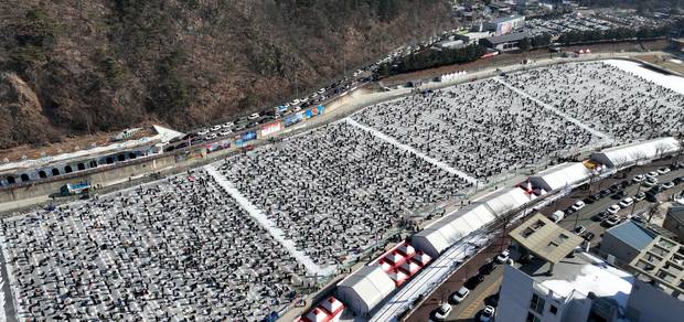 2026 화천산천어축제 폐막일인 1일 오전부터 축제장을 찾은 수많은 관광객들이 얼음낚시터를 가득 메우고 있다. 사진 제공=화천군