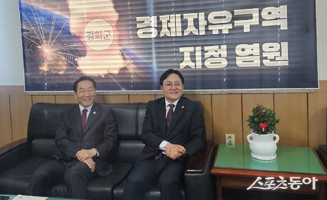 유정복 인천시장이 강화군을 방문해 군정 주요 현안을 점검하고 출입기자들과 간담회를 진행하고 있다. 사진제공｜박미정 기자