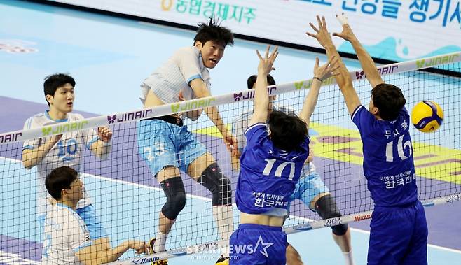 [한번에쓱] 세트스코어 3-1로 한전 꺾은 대한항공, 정지석 & 러셀 41점 합작 생생현장