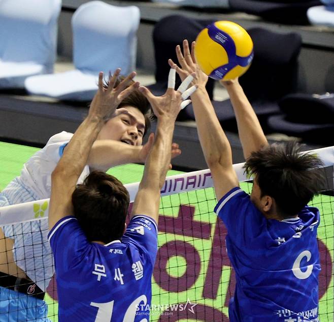 [한번에쓱] 세트스코어 3-1로 한전 꺾은 대한항공, 정지석 & 러셀 41점 합작 생생현장