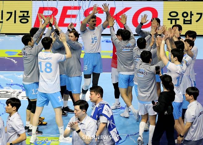 [한번에쓱] 세트스코어 3-1로 한전 꺾은 대한항공, 정지석 & 러셀 41점 합작 생생현장