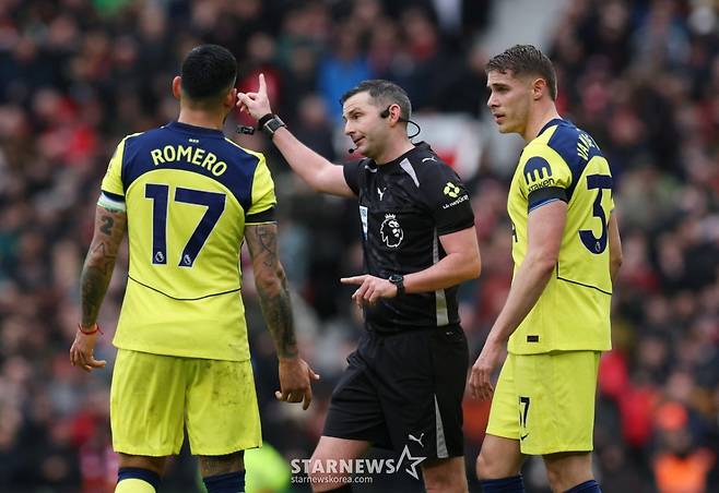 크리스티안 로메로(왼쪽)가 7일 오후 9시 30분(한국시간) 영국 맨체스터의 올드 트래포드에서 열린 2025~2026시즌 잉글랜드 프리미어리그(EPL) 25라운드 경기 중 퇴장당하고 있다. /로이터=뉴스1