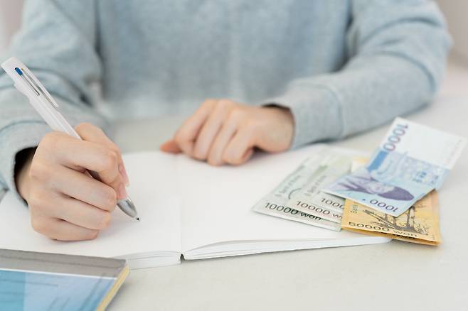 포모 증후군을 다스리려면 ①원칙 기반 투자전략 세우기 ②감정이 아닌 객관적 지표 활용하기 ③정보 소비 방식 바꾸기 ④자기 점검 루틴 만들기 등 마인드셋이 필요하다. GETTYIMAGES