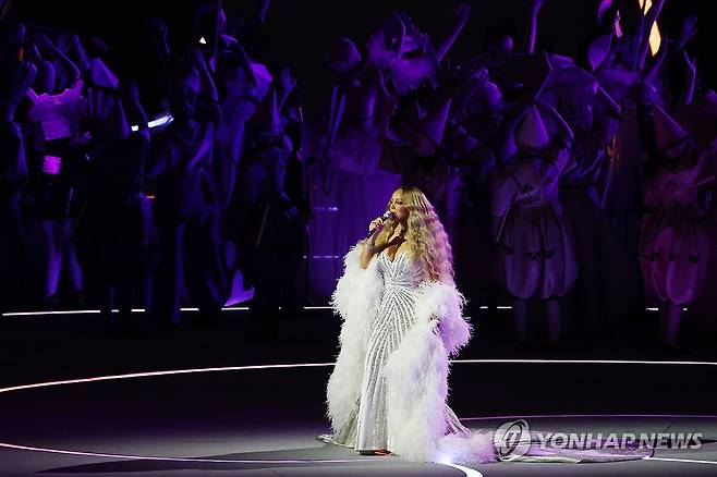 '팝의 여왕' 머라이어 캐리 공연 (밀라노=연합뉴스) 신준희 기자 = 6일(현지시간) 이탈리아 밀라노 산시로 스타디움에서 열린 2026 밀라노-코르티나담페초 동계올림픽 개회식. 
    머라이어 캐리가 공연을 하고 있다. 2026.2.7 hama@yna.co.kr