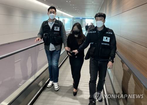 송환되는 피고인 (서울=연합뉴스) 경찰청은 동남아 마약 밀수입 조직의 총책을 국제형사경찰기구(인터폴) 및 국가정보원과의 공조로 캄보디아에서 검거해 1일 국내로 강제송환 했다. 2011년 탈북한 피의자 A(35·여)씨는 2018년 3월 중국으로 출국한 후 베트남·태국·캄보디아 등에서 국내 공범과 연락하며 속칭 '던지기' 수법으로 필로폰 등을 국내에 지속해서 밀반입한 혐의를 받는다. 사진은 강제송환 되는 A씨. 2022.4.1 [경찰청 제공. 재판매 및 DB 금지] photo@yna.co.kr