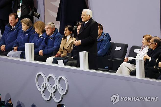 개회 선언하는 이탈리아 대통령 (밀라노=연합뉴스) 서대연 기자 = 6일(현지시간) 이탈리아 밀라노 산시로 스타디움에서 열린 2026 밀라노-코르티나담페초 동계올림픽 개회식.
세르지오 마타렐라 이탈리아 대통령이 개회 선언을 하고 있다. 2026.2.7 dwise@yna.co.kr