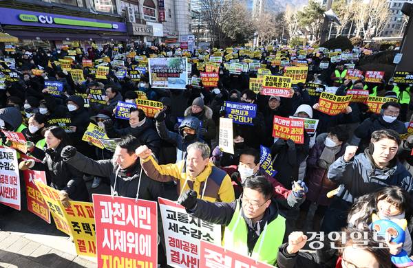 과천경마공원이전반대비상대책위원회 주최로 지난 7일 과천 중앙공원 광장에서 열린 ‘과천 사수 범시민 총궐기 대회’에서 시민들이 과천 경마공원 이전과 정부의 주택공급 확대 방안에 반대하며 구호를 외치고 있다. 2026.2.7 /최은성기자 ces7198@kyeongin.com