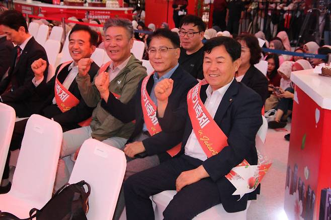 6일 오후 개최된 개막식 행사장에서 참석한 농협 조합장들이 화이팅을 하고 있다.