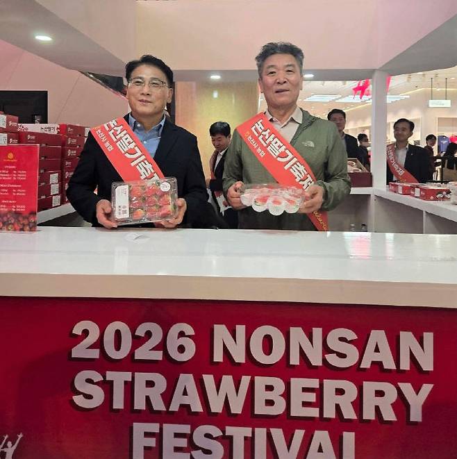 논산시 농식품 해외박람회가 열리는 인도네시아 자카르타 현지에서 딸기를 홍보하는 김용두 논산계룡농협 조합장(왼쪽)과 허용실 노성농협 조합장 모습.