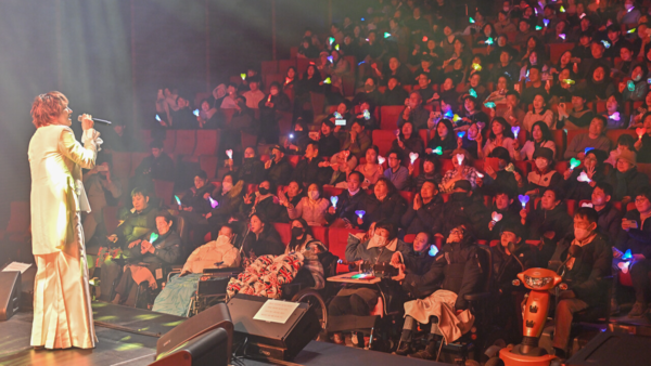 7일 광주광역시 서구 풍암동 서빛마루문화예술회관에서 중증장애인과 가족, 공감좌석 참여 시민 등이 참석한 가운데 '김장훈의 누워서 보는 콘서트'를 개최했다. 광주 서구 제공