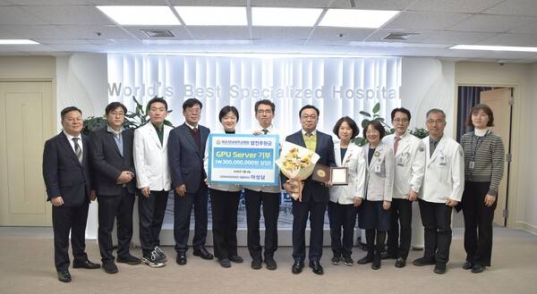 화순전남대학교병원이 2월 4일 병원 접견실에서 ㈜아이티아이즈로부터 의료 AI 연구용 GPU 서버를 기부받고 현물 기부식 후 참석자들이 기념 촬영하고 있다. 화순전남대병원 제공