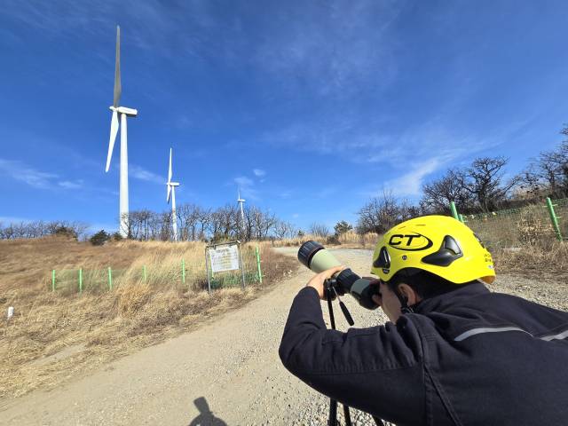 김동현 영양풍력발전공사 전무이사가 직접 고배율 망원경을 활용해 발전기 시설을 점검하고 있다. 풍력발전기는 프로그램과 모니터링을 통해서 철저히 관리되고 있고, 관계자들은 수시로 망원경과 드론을 활용해 현장 설비 점검을 진행하고 있다. 김영진 기자