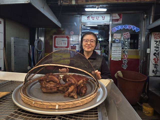 대구 달서구 감삼동 서남신시장 김주연왕족발 본점을 운영 중인 이분남 대표. 정은빈 기자