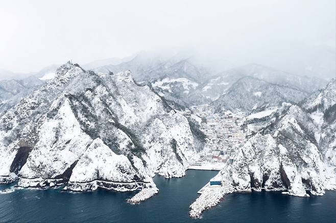 ‘겨울왕국’을 연상케 하는 울릉도 도동항 전경. 울릉군은 겨울철 기상 제약을 극복하고 지속 가능한 섬을 만들기 위해 정주 인프라 정비 등 근본적인 체질 개선 노력을 이어가고 있다. /울릉군 제공