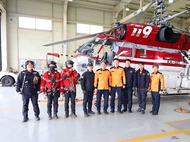 ▲ 서동진 단장(가운데)과 119특수대응단 소속 항공대원들. 대구소방안전본부 제공