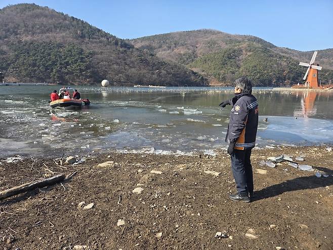 ▲ 서동진 단장이 대구 달성군 옥포읍 옥연지에서 열린 수난구조훈련 현장을 지휘하고 있다. 대구소방안전본부 제공