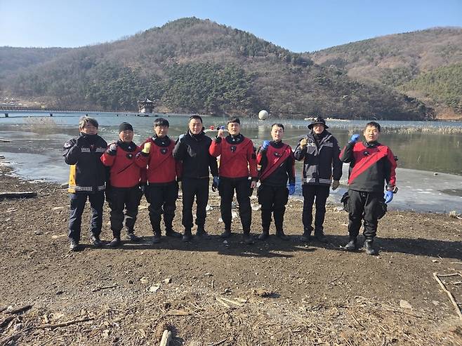 ▲ 119특수대응단 소속 특수구조대원들이 대구 달성군 옥포읍 옥연지에서 수난구조훈련을 실시한 뒤 기념 촬영을 하고 있다. 대구소방안전본부 제공