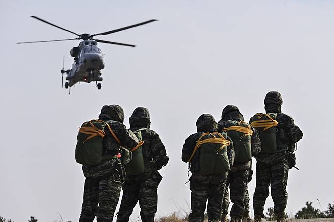 ▲ 해병대 1사단 공정대대 장병들이 지난 5일 조사리강하장에서 마린온 탑승을 기다리던 모습. 해병대 1사단 제공